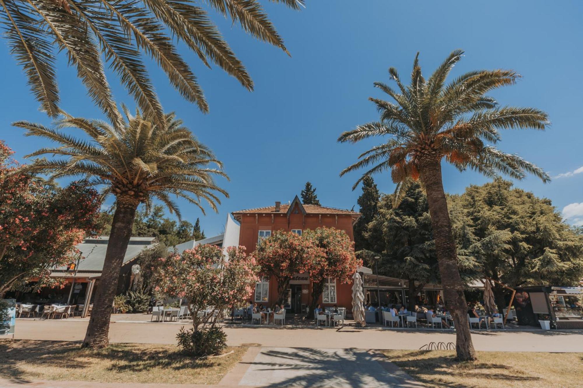 Le Petit Chateau Бар Екстериор снимка