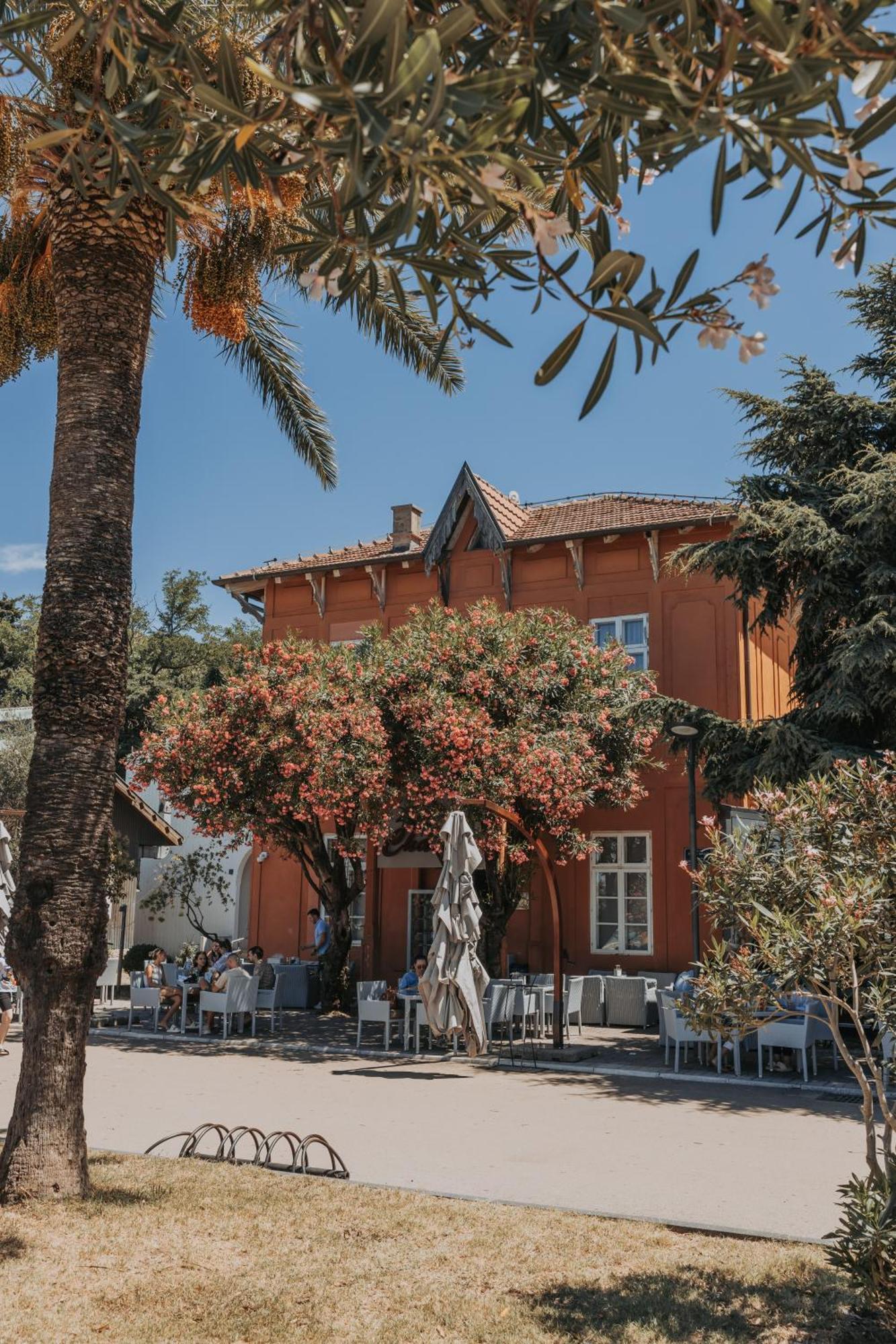 Le Petit Chateau Бар Екстериор снимка