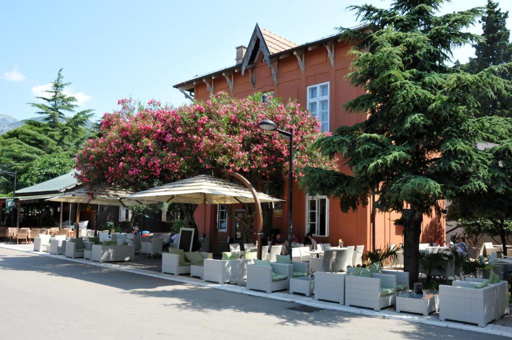 Le Petit Chateau Бар Екстериор снимка